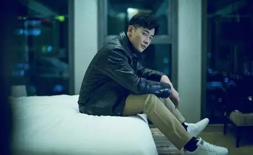 罗晋低调演戏做人,休闲穿搭显魅力,瞬间提升时尚感