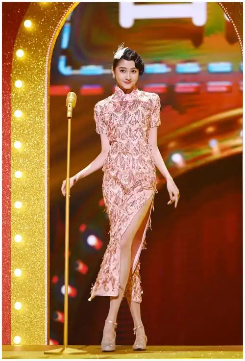 关晓彤旗袍造型惊艳上线!浅色妩媚动人,深色端庄优雅,太美了