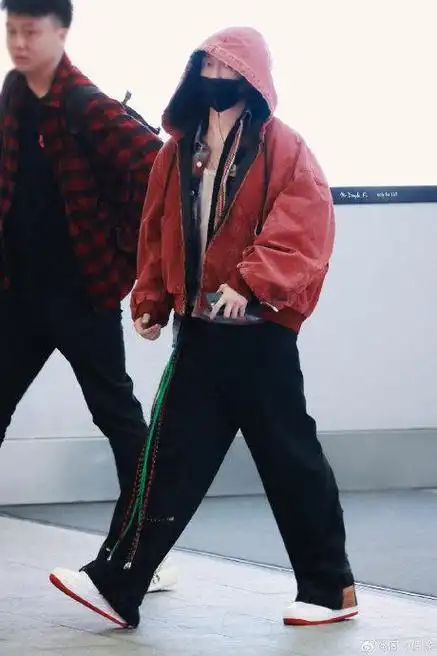 张艺兴今日长沙到达饭拍 红色外套内搭格子衫,伸手和粉丝打招呼了|张