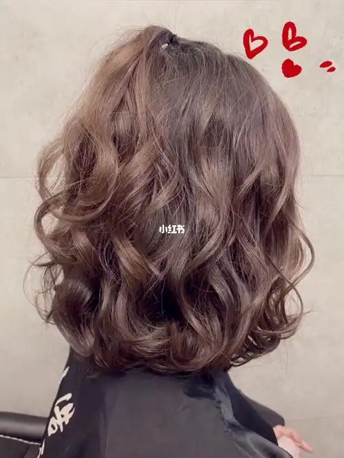 芭比法式卷超级减龄显脸小 温柔感满满法式烫发 秋冬烫发推荐 木马卷