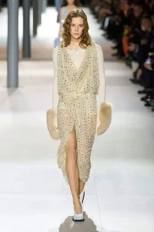 lv2024秋冬女装秀是过往10年的回顾也是一份未来宣言