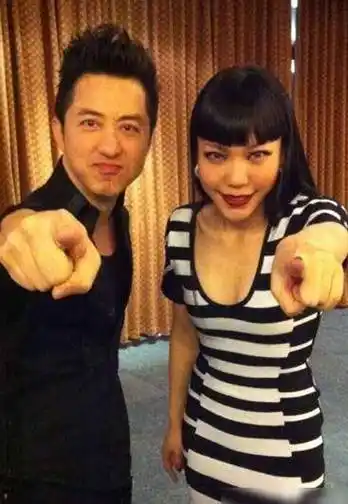 庾澄庆也毫不避讳对徒儿的喜爱,但他对于吴莫愁的喜爱是基于她的才华