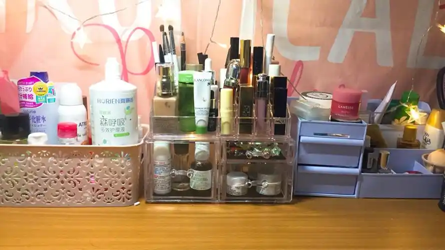 惊真实女大学生宿舍桌子原来有这些化妆品娥佩兰薏仁水兰芝唇膜兰蔻