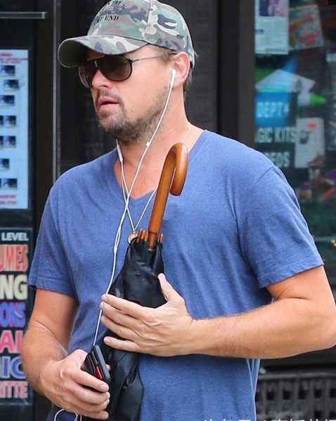 小李子穿着休闲,戴帽子墨镜在纽约出街近照