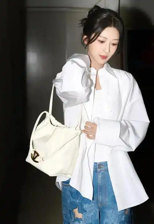 杨紫最新日常穿搭造型白色衬衫搭配蓝色破洞花花牛仔裤青春时尚