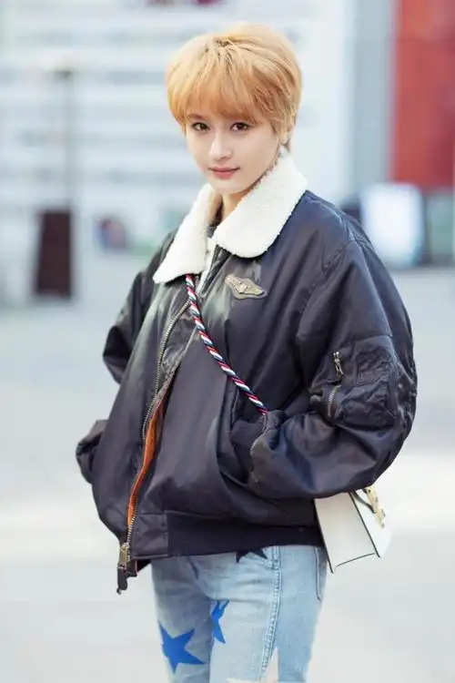 流行女歌手陈冰酷飒短发写真,帅气与妩媚并存