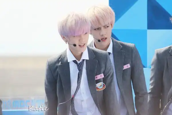 求一张照片,是鹿晗和世勋在演唱会上的,两人发型都是浪奔,一个是黄色