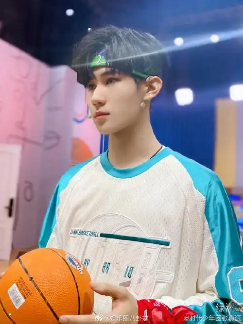 张真源晒篮球发带照##张真源 运动风造型