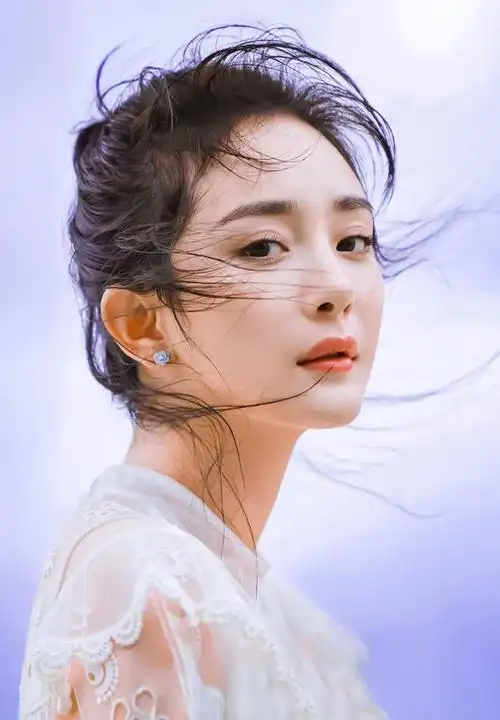 杨幂这组写真可称盛世美颜集性感清纯仙气为一体