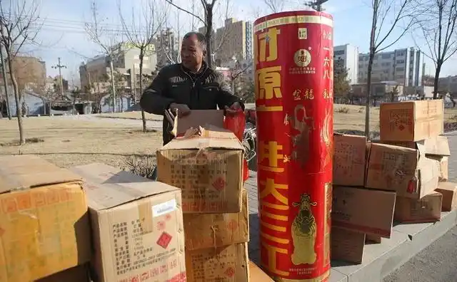 烟花爆竹市场上出现了一种超级变态的巨型烟花,最大的高度接近两米高