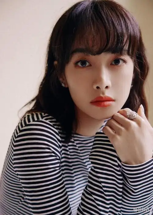 近日,宋茜工作室分享写真,魅力十足!