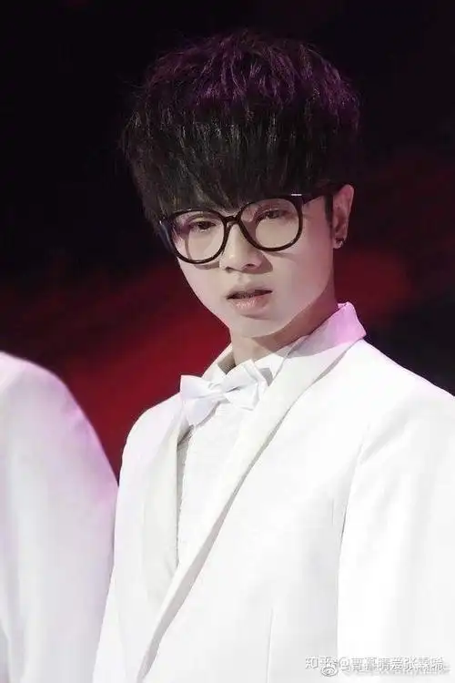 以前感觉华晨宇挺丑的,现在看了王牌之后,越看越顺眼了,感觉他也挺