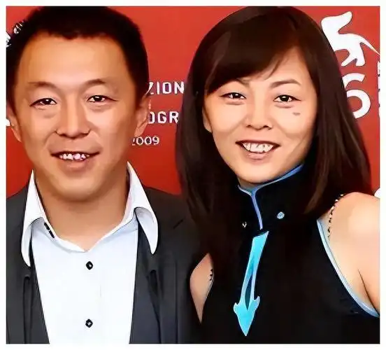 黄渤携爱妻参加隆重家宴,基因强大全家一个样,满墙的茅台引关注