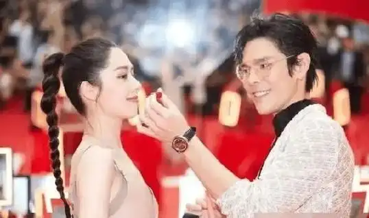 张惠妹现身沈阳,获众多粉丝接机场面热闹,阿妹身材发福胖成球