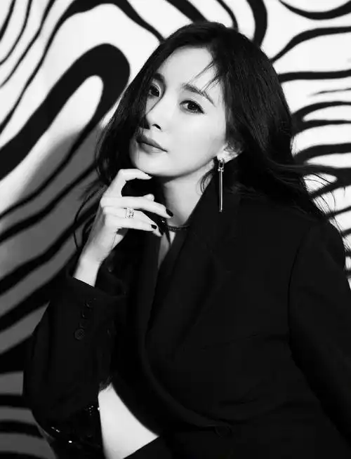 杨幂黑白风格西装写真