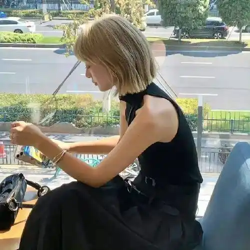 短发系可爱女生头像