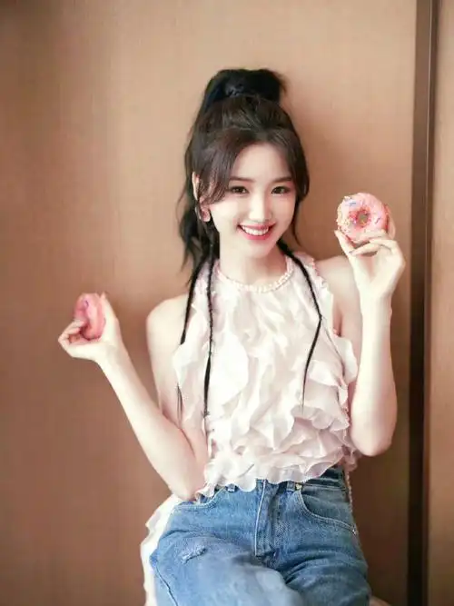 #35岁的毛晓彤甜而不腻##毛晓彤飘逸衬衫裙造型#