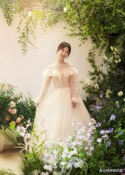 杨紫520婚纱大片,置身花丛演绎人比花娇,天鹅颈直角肩