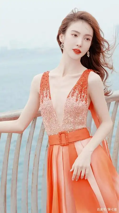 金晨裙子配色像雪花牛肉,深v低胸,大秀性感好身材