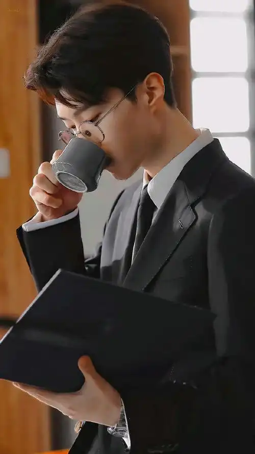 范丞丞带金丝眼镜,不带眼镜是碎嘴子哥哥,带上眼镜是高冷的碎嘴子哥哥