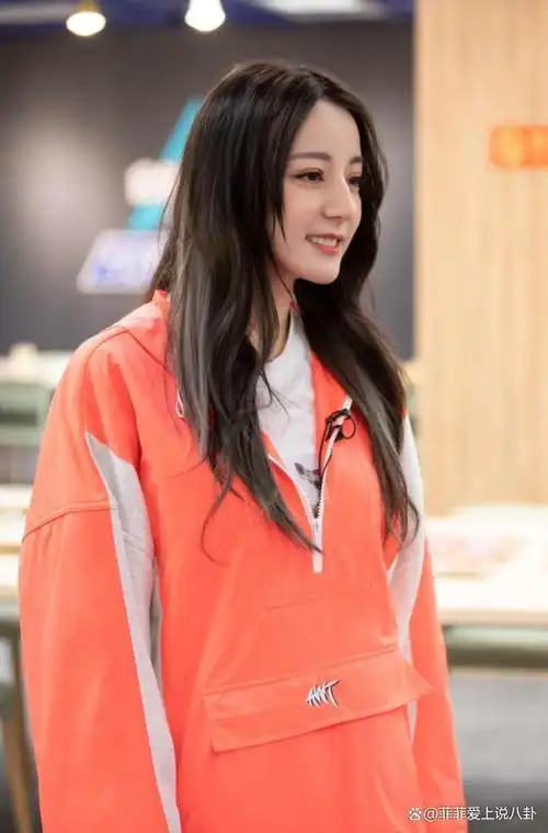 这一年,迪丽热巴可谓非常忙碌.