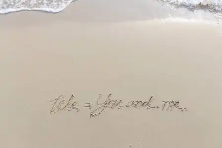 在海边写满我们和我写在海边沙滩上的文字, 用它作为一个消息发送照片