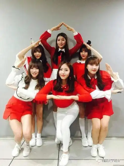 离圣诞节还剩一个月,纪念回顾女团爱豆们的圣诞造型!