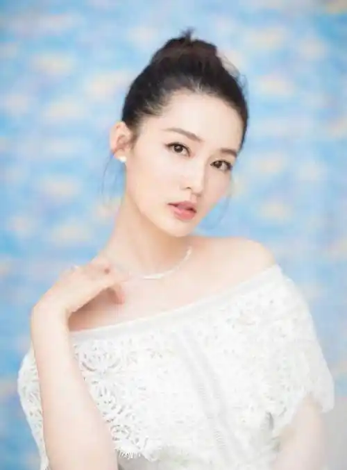 丸子头就是这么减龄,看完李沁穿搭才知道,这才是纯纯的18岁_领口_粉色