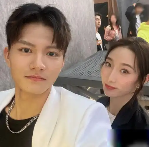 开年第一对官宣情侣,在节目中就很相配,网友:张艺兴磕cp成真了