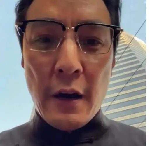 吴彦祖一家三口参加花车巡游8岁女儿罕见出镜漂亮似洋娃娃