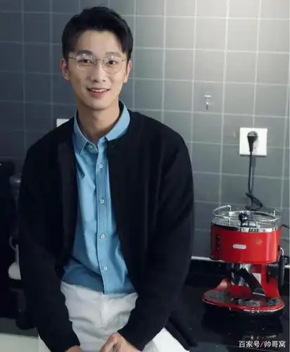 蓝色修身衬衫小哥哥,眼镜男这样穿搭时尚又帅气,还不失男人味!