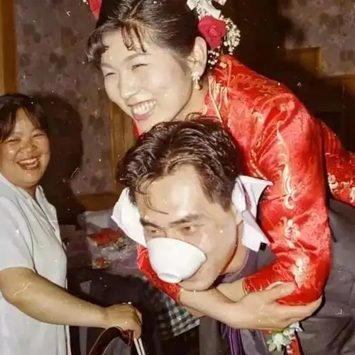 这几天,我看到了一组中国80到90年代的传统婚礼照片.