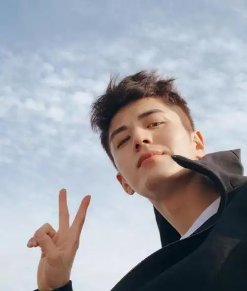 能经得住死亡角度,确定是真的帅了! 图:李九霖