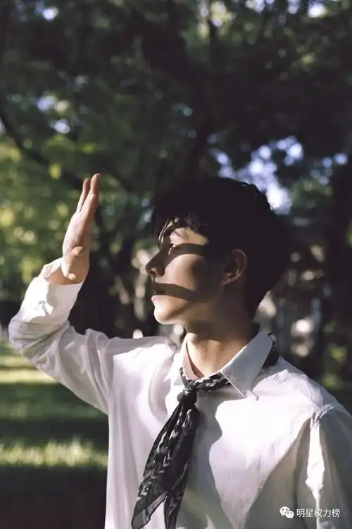 细数男明星的白衬衫造型,最显气质且自带苏点的竟然是他?