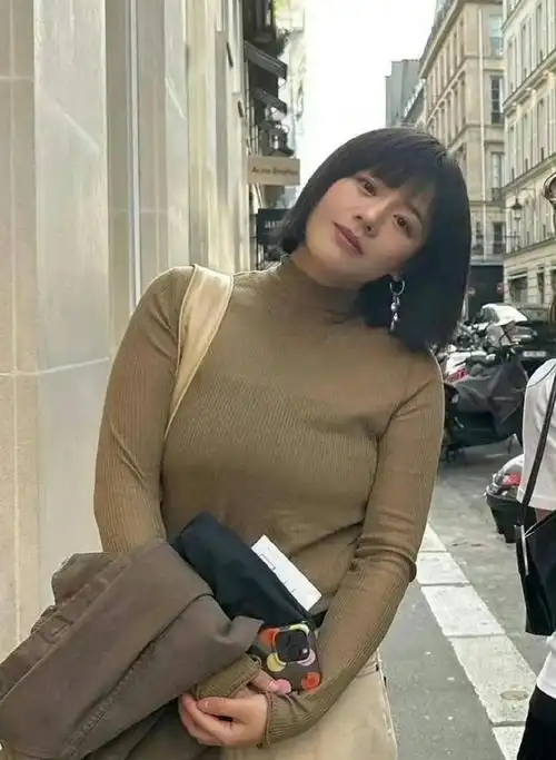 女星马思纯乘坐地铁引热议笑容灿烂没架子和普通人一样挤座位