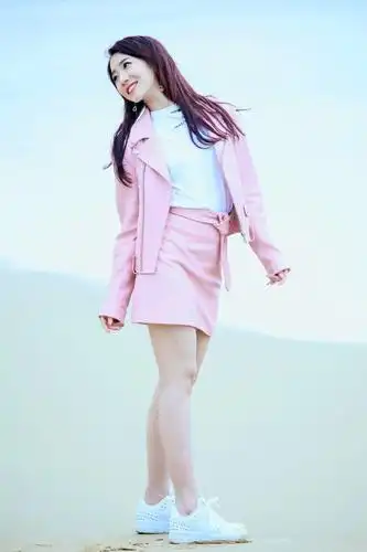 孟美岐的腿太不真实修身皮裤穿出褶皱感太细了