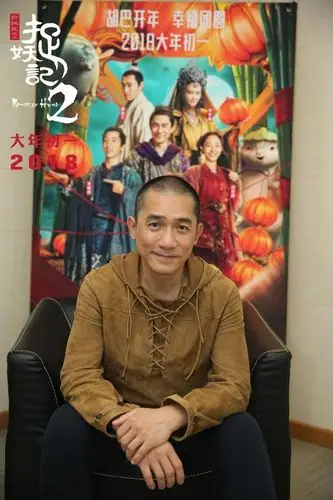 眼前这位就是银幕上风华绝代的影帝梁朝伟——他剃了个圆溜溜的寸头