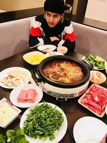 说是吃饭,但吴亦凡依然帅哭一众粉丝,头发染