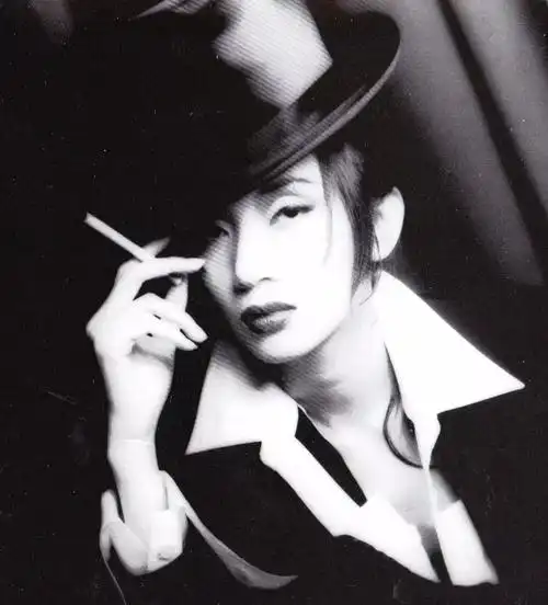 梅艳芳生前拍照姿势,图3暴露和陈百强关系,图5一般人模仿不来!