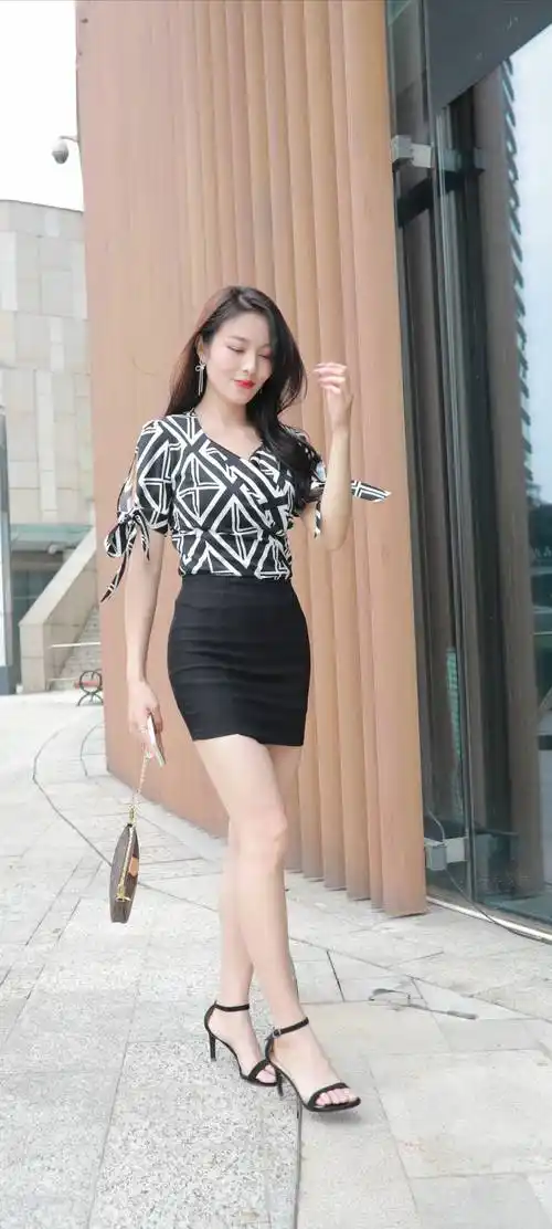 黑白格纹上衣搭配黑色包臀裙,满满的成熟女人味,并且还很有气质