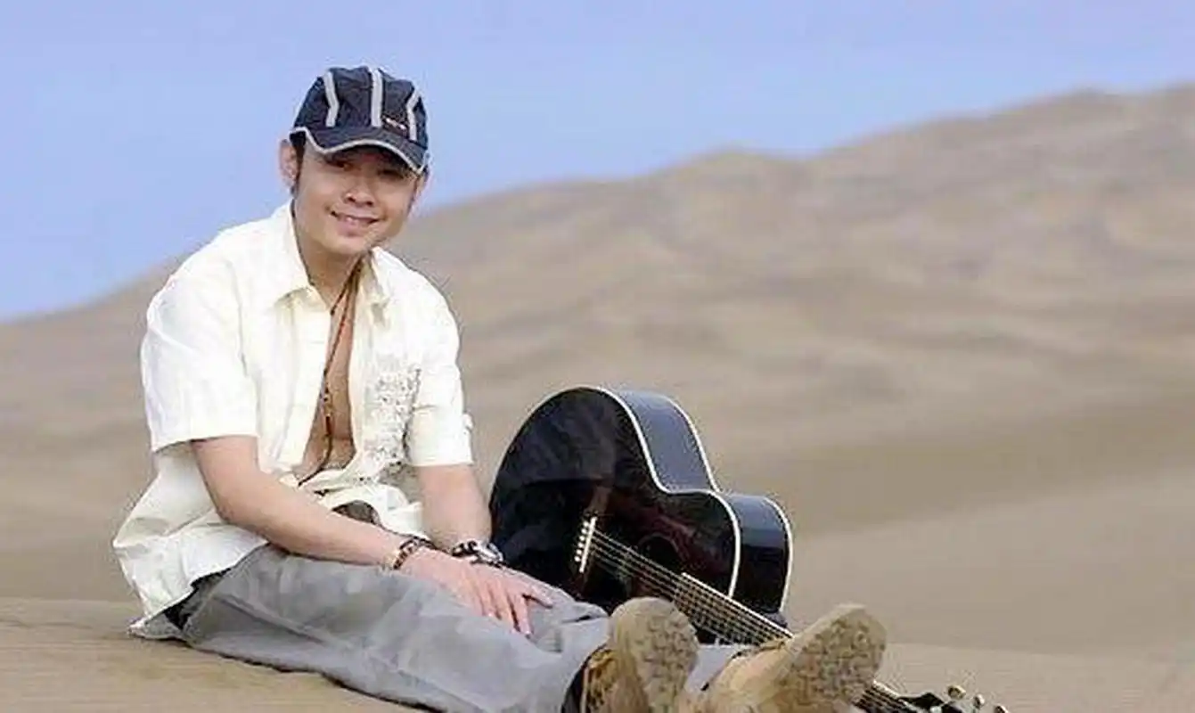 刀郎头戴白色礼帽,戴着黑框眼镜.他长胖了,和以前的样子大不相同.