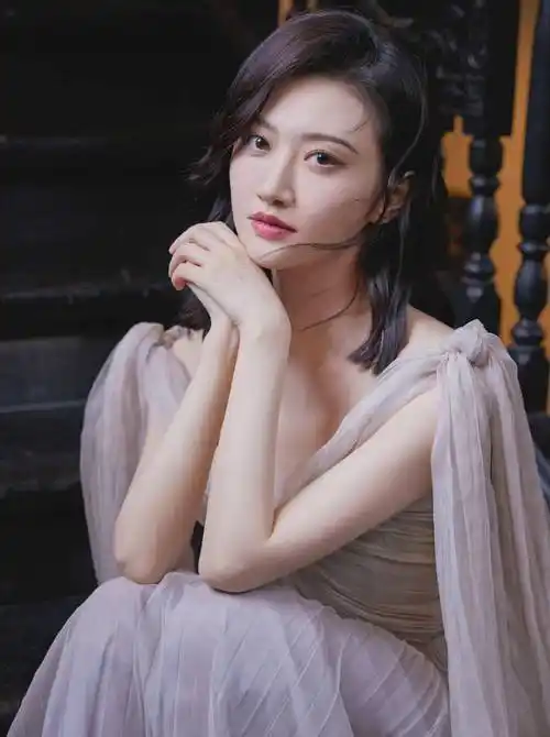 景甜穿淡粉闪钻纱裙好优雅 仿佛城堡里的甜美公主_魅力_光芒_钻石