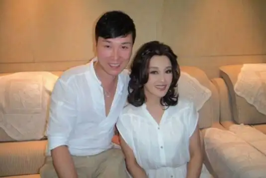 刘晓庆与75岁富豪丈夫近照曝光她每天面对的是这样的丈夫