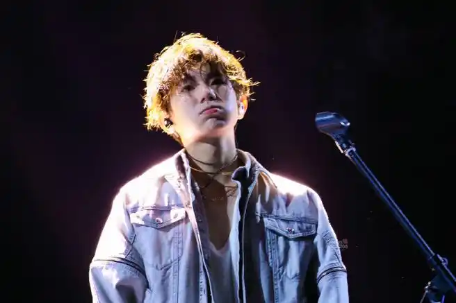 王源超话未成年进行时,一起来嘟嘟嘴#王源看我们如何相遇vlog