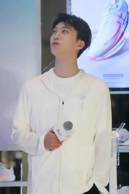 范丞丞特步品牌代言人##范丞丞金色挑染