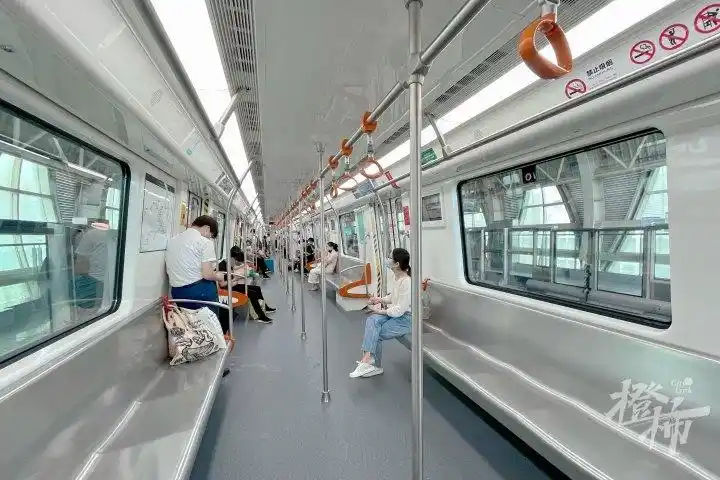 由于客运中心站是同台换乘车站,从市中心出发乘坐地铁前往临平的市民