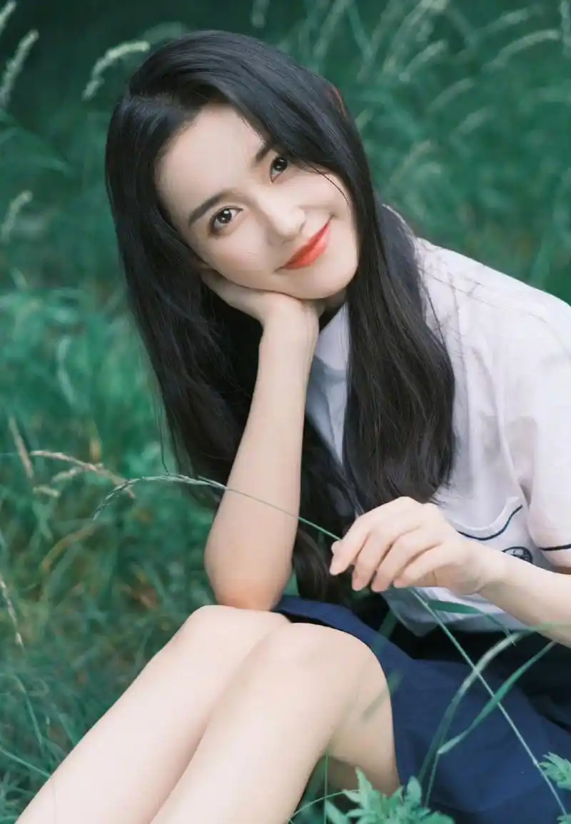 风格百变的蒋依依,成熟风vs甜美风,你们觉得那个更养眼?