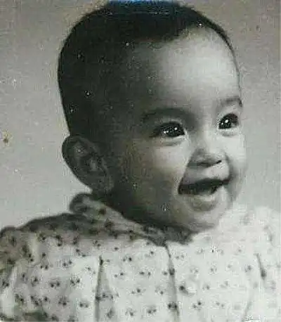 小时候的杨洋也是个非常有意思的孩子,笑起来甜甜的