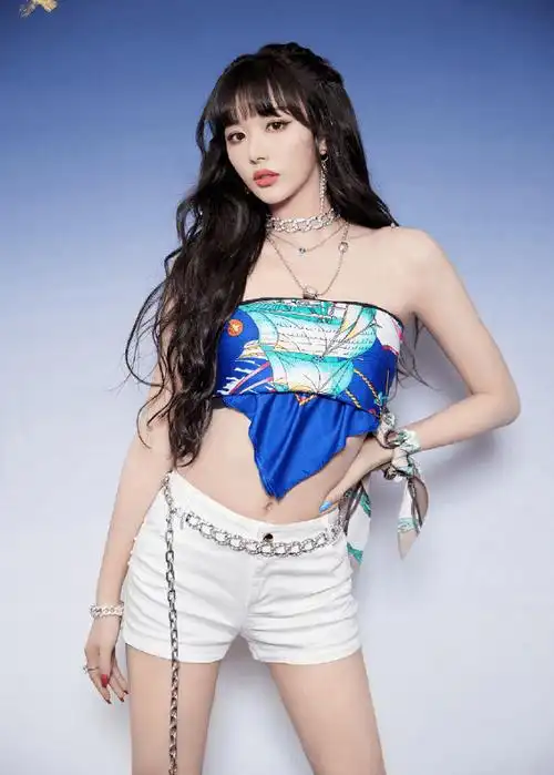 原创孔雪儿好放得开丝巾当抹胸穿大秀女团身材