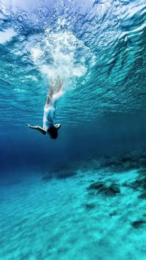 做自己的主,自由自在随心所欲 美女海中游泳图片_唯美图片